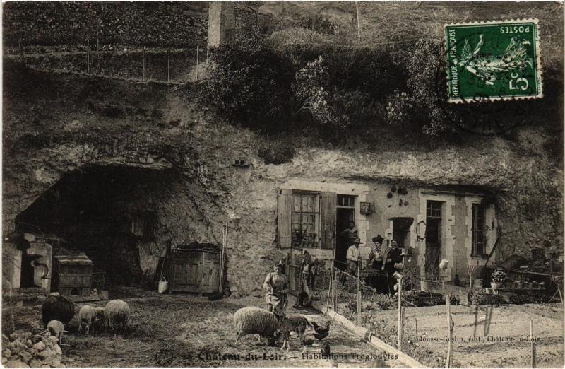 Carte postale ancienne Chateau du Loir Habitations Troglodytes