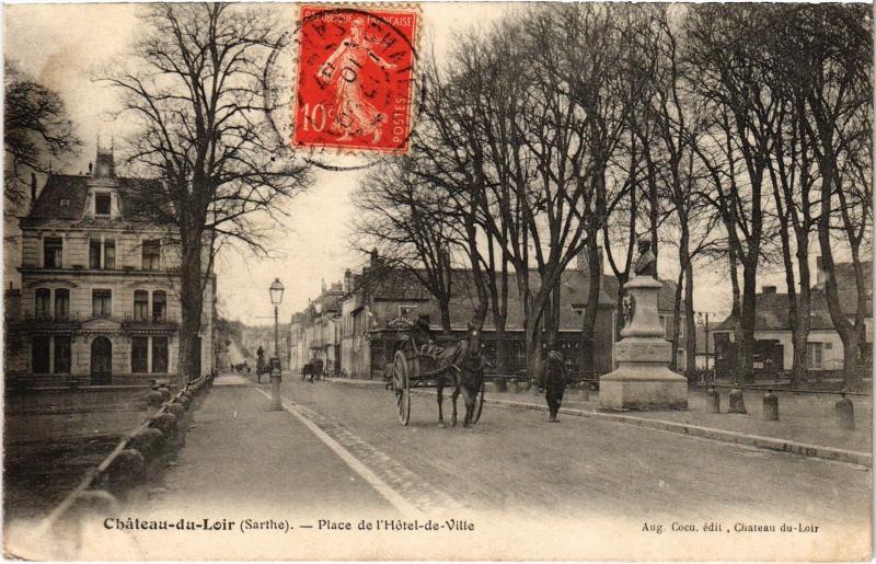 Carte postale ancienne Chateau du Loir Place de l'Hotel de Ville