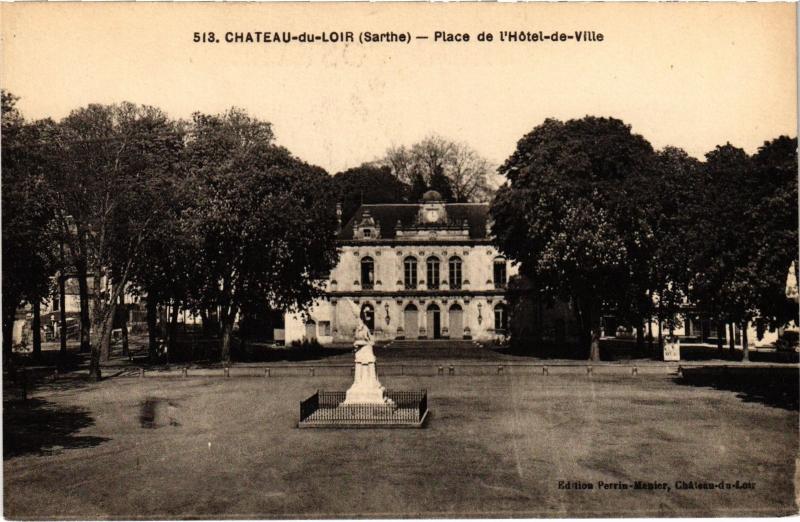 Carte postale ancienne Chateau du Loir Place de l'Hotel de Ville