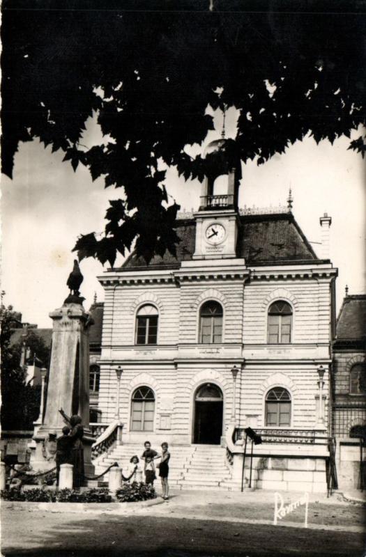 Carte postale ancienne Gentilly- La Mairie et le Monument aux Morts à Gentilly