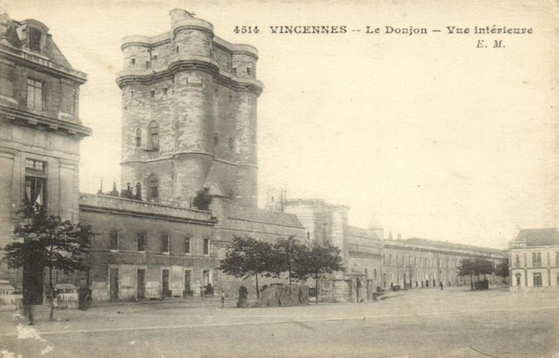 Carte postale ancienne Vincennes-Le Donjon-Vue intérieure à Vincennes