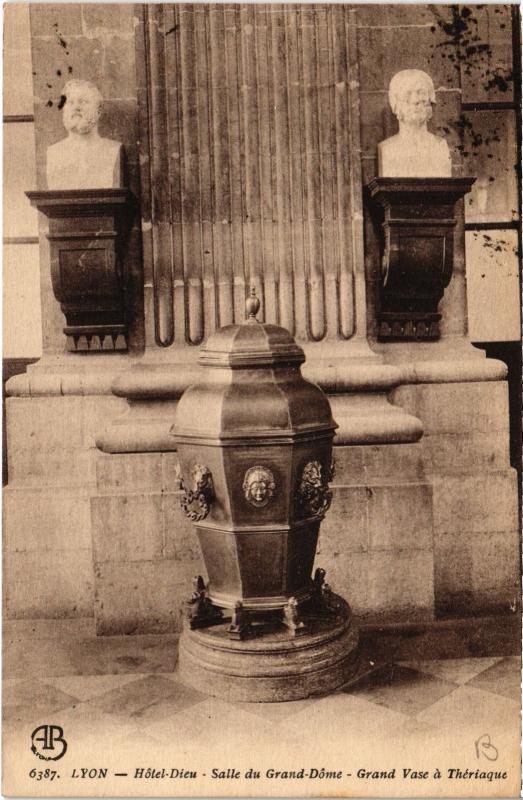 Carte postale ancienne Lyon - Hotel Dieu - Salle du Grand-Dome à Lyon