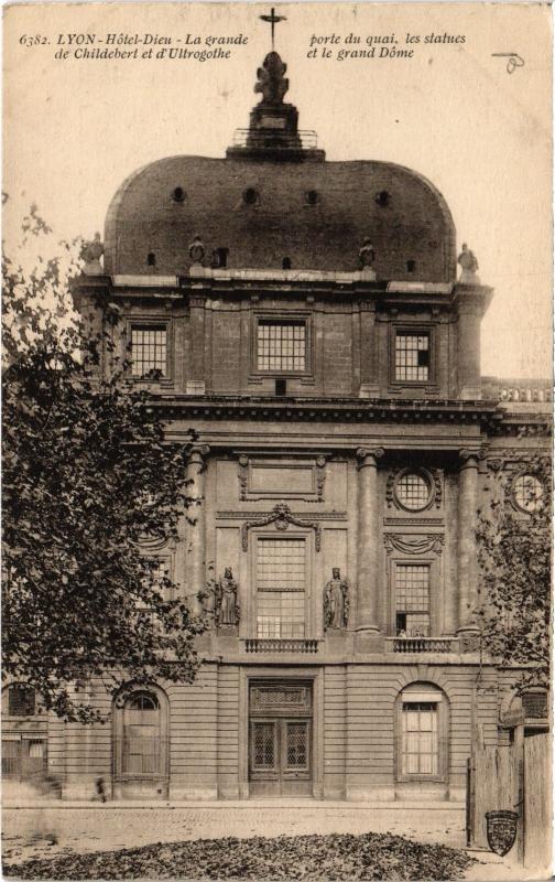Carte postale ancienne Lyon - Hotel Dieu - La Grande de Childebert et d'Ultorgothe à Lyon