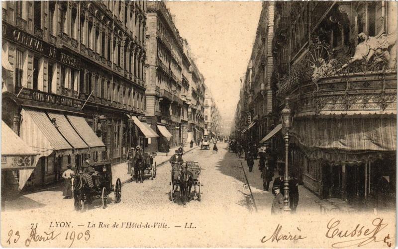 Carte postale ancienne Lyon - La Rue de l'Hotel de Ville à Lyon