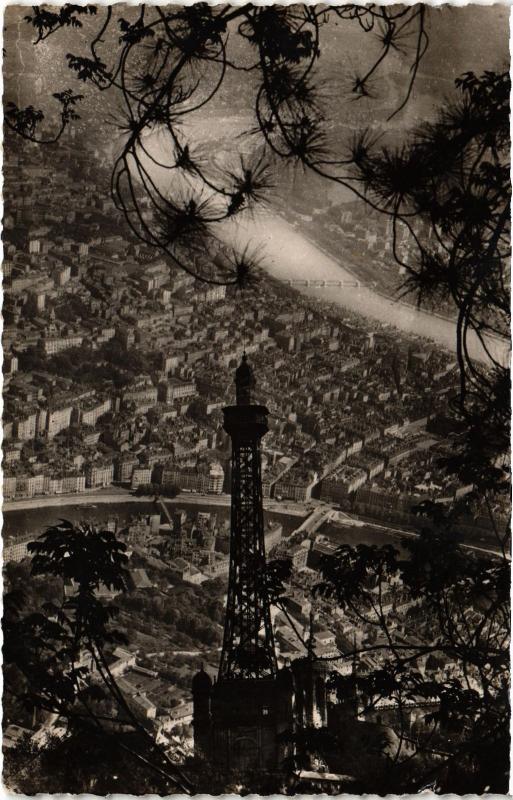 Carte postale ancienne Lyon - La Tour Metallique et la Ville à Lyon