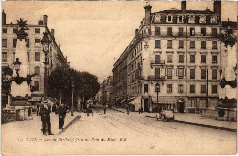Carte postale ancienne Lyon - Avenue Berthelot prise du Pont du Midi à Lyon