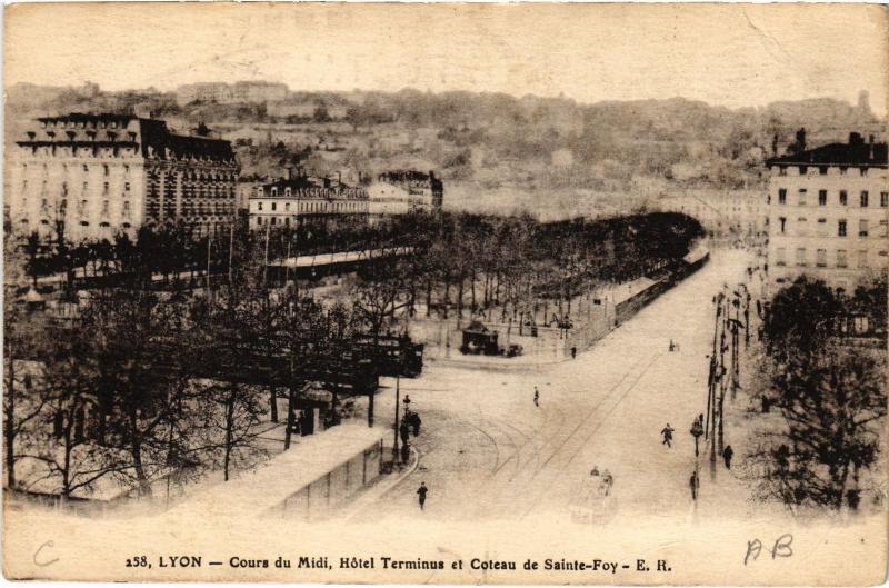 Carte postale ancienne Lyon - Cours du Midi Hotel Terminus et Coteau de Sainte-Foy à Lyon