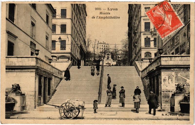 Carte postale ancienne Lyon - Montée de l'Amphitheatre à Lyon