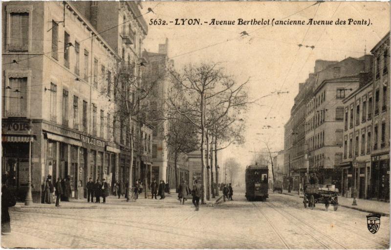 Carte postale ancienne Lyon - Avenue Berthelot à Lyon