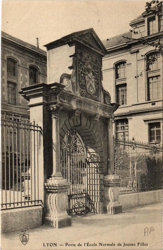 Carte postale ancienne Lyon - Porte de l'Ecole Normale à Lyon