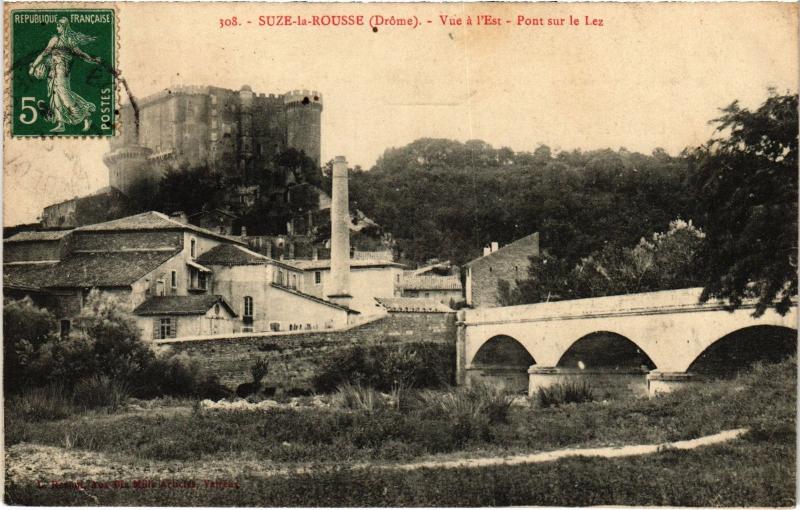 Carte postale ancienne Suze la Rousse - Vue al'Est - Pont sur le Lez à Suze-la-Rousse