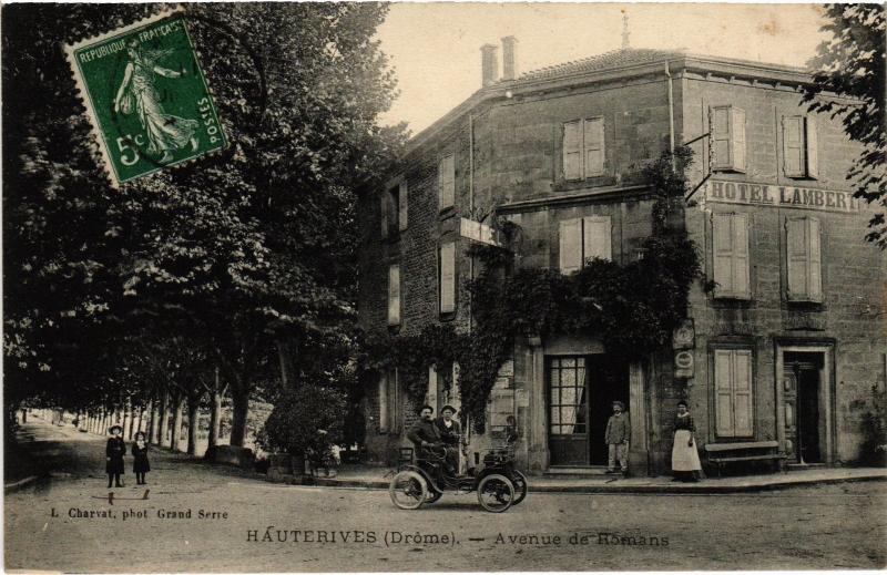 Carte postale ancienne Hauterives - Avenue de Romans à Hauterives