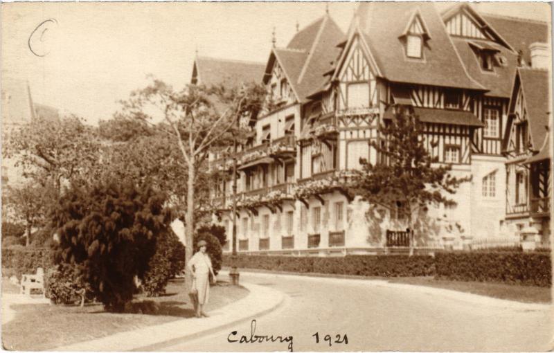 Carte postale ancienne Cabourg - Town Scene à Cabourg