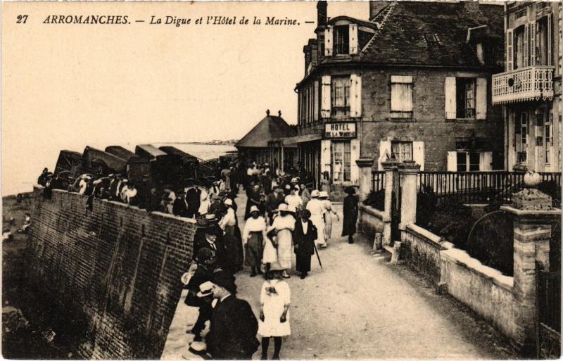 Carte postale ancienne Arromanches - La Digue et l'Hotel de la Marine