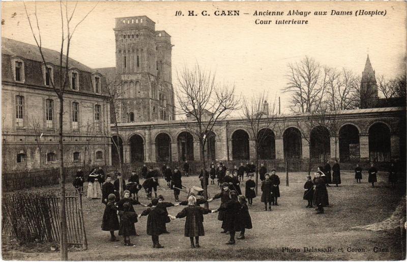 Carte postale ancienne Caen - Ancienne Abbaye aux Dames - Cour Intérieure à Caen