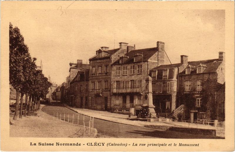 Carte postale ancienne Clecy - La rue principale et le Monument à Clécy