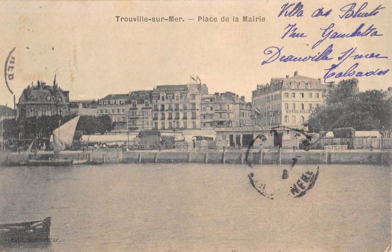 Carte postale ancienne Trouville Sur Mer - Place De La Mairie à Trouville-sur-Mer