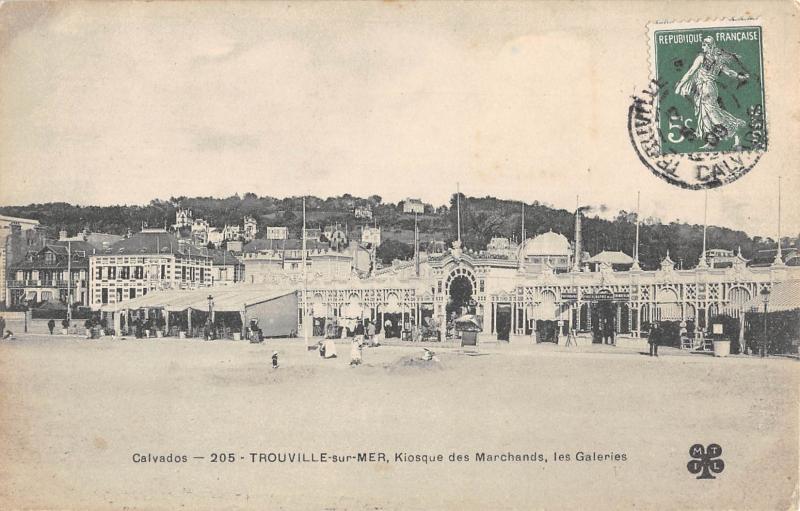 Carte postale ancienne Trouville Sur Mer - Kiosque Des Marchands - Les Galeries à Trouville-sur-Mer