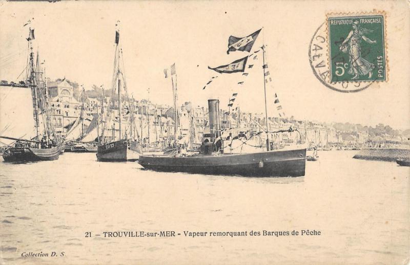 Carte postale ancienne Trouville Sur Mer - Vapeur Remorquant Des Barques De Peche à Trouville-sur-Mer