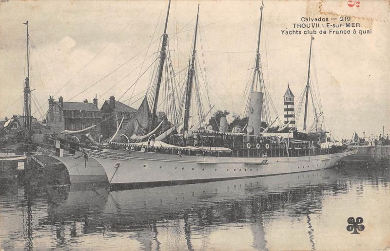 Carte postale ancienne Trouville Sur Mer - Yacht Club De France A Quai à Trouville-sur-Mer