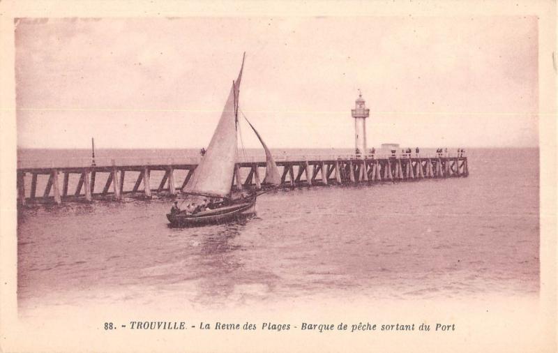 Carte postale ancienne Trouville - Barques De Peche Sortant Du Port