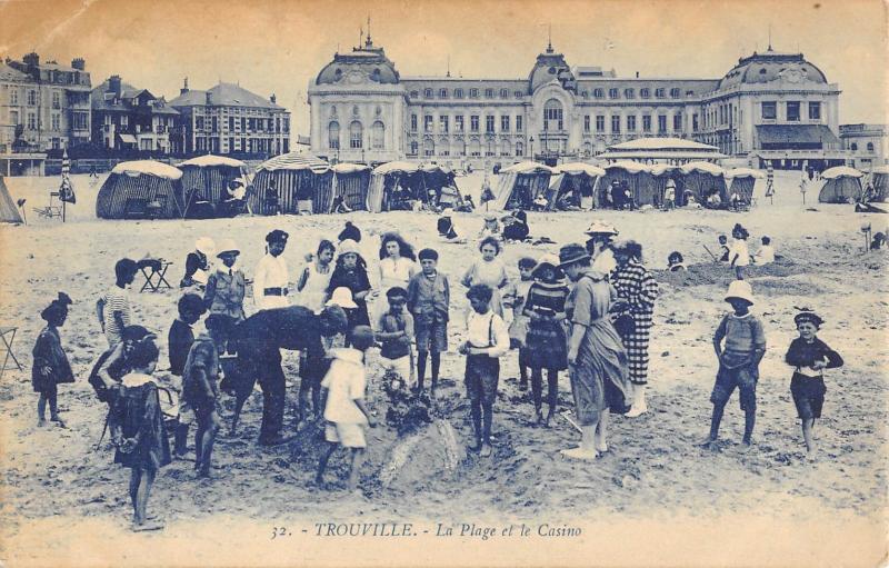 Carte postale ancienne Trouville - La Plage Et Le Casino