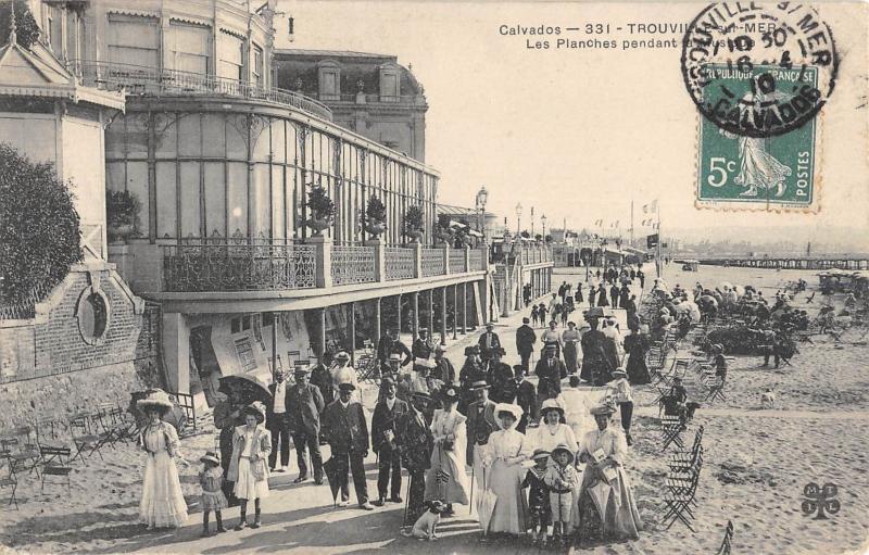 Carte postale ancienne Trouville Sur Mer - Les Planches Pendant La Musique à Trouville-sur-Mer