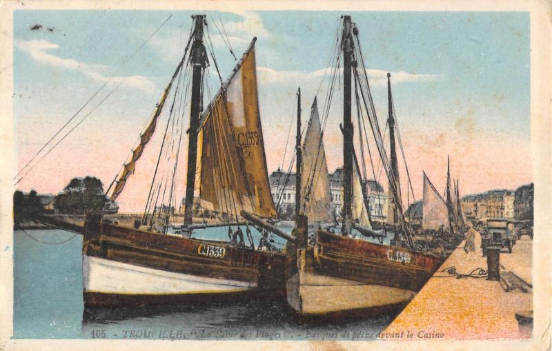 Carte postale ancienne Trouville - Barques De Peche Devant Le Casino