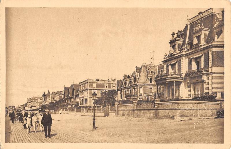 Carte postale ancienne Trouville - Les Planches - Les Villas