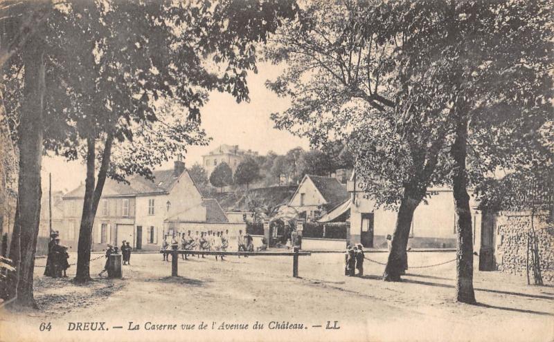 Carte postale ancienne Dreux - La Caserne Vue De L'Avenue Du Chateau à Dreux