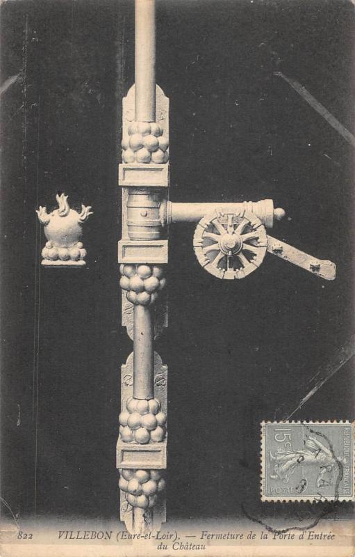 Carte postale ancienne Villebon - Fermeture De La Porte D'Entree Du Chateau à Villebon