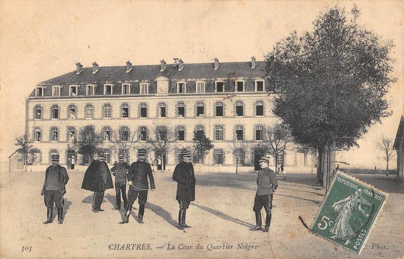 Carte postale ancienne Chartres - La Cour Du Quartier Neigre à Chartres