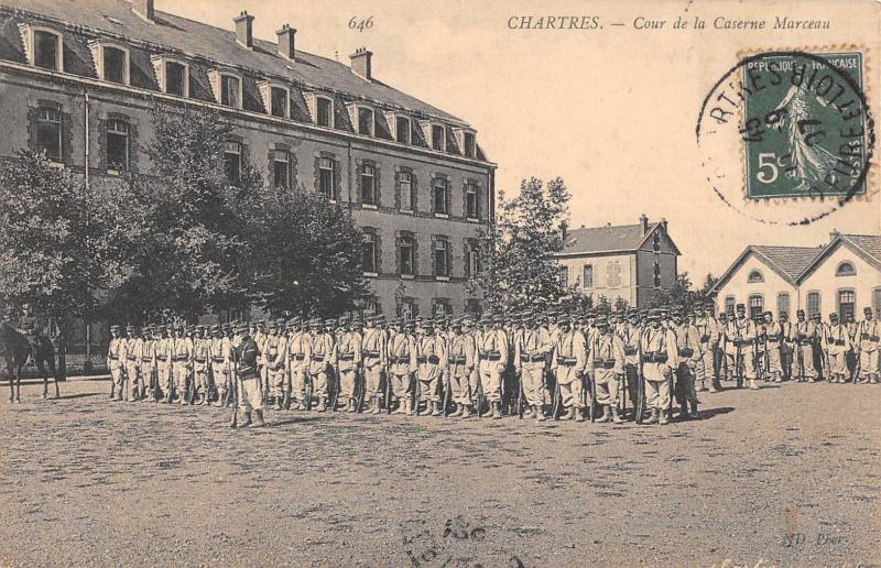 Carte postale ancienne Chartres - Cour De La Caserne Marceau à Chartres