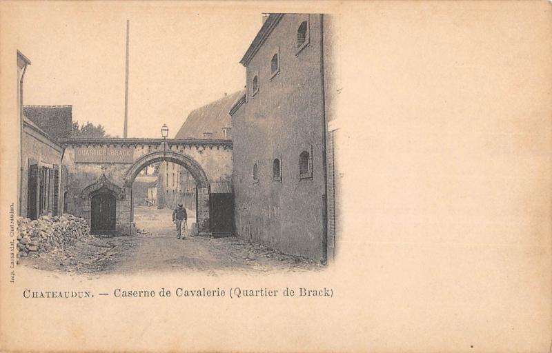 Carte postale ancienne CHAtEAUDUN - Caserne De Cavalerie à Châteaudun