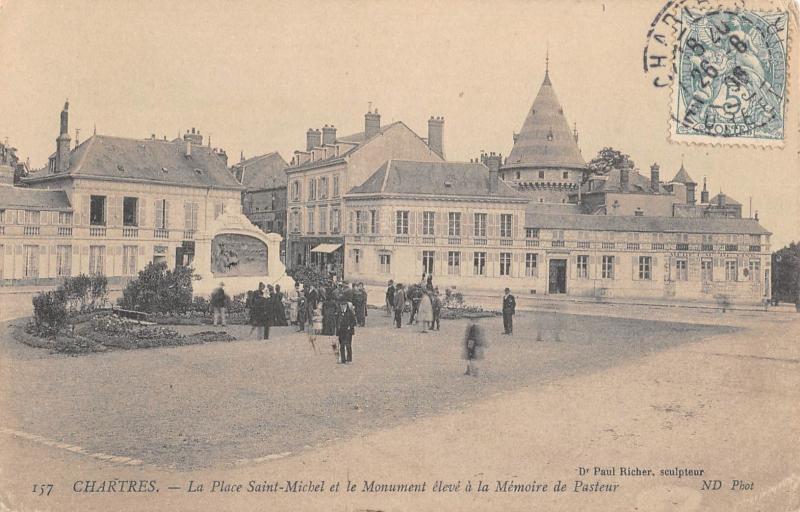 Carte postale ancienne Chartres - La Place Saint Michel Et Monument Eleve A La Memoire Pasteur à Chartres