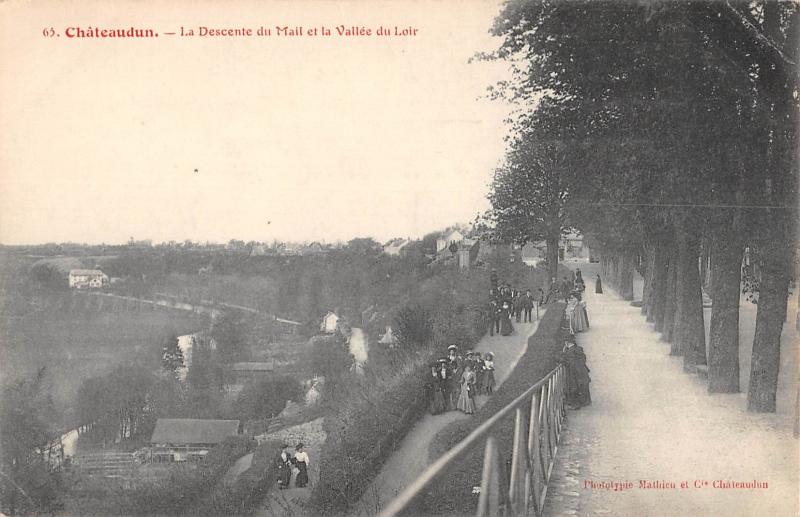 Carte postale ancienne Chateaudun - La Descente Du Mail Et La Vallee Du Loir à Châteaudun
