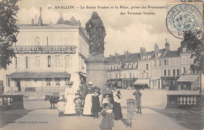 Carte postale ancienne Avallon - Statue Vauban à Avallon