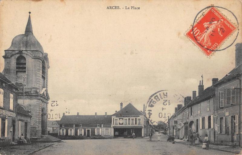 Carte postale ancienne Arces - La Place