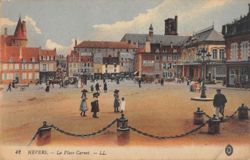 Carte postale ancienne Nevers - La Place Carnot à Nevers