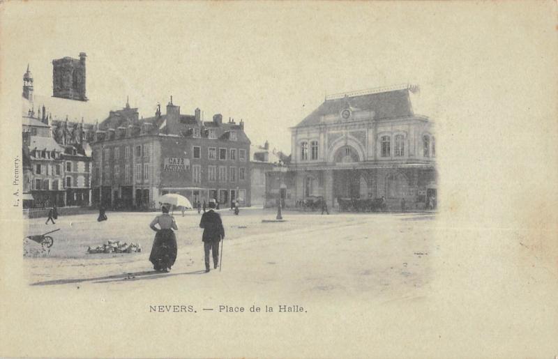 Carte postale ancienne Nevers - Place De La Halle à Nevers