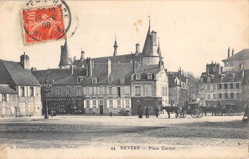 Carte postale ancienne Nevers - La Place Carnot à Nevers
