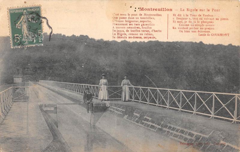Carte postale ancienne Montreillon - La Rigole Sur Le Pont