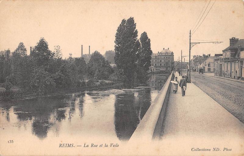Carte postale ancienne Reims - La Rue Et La Vesle à Reims