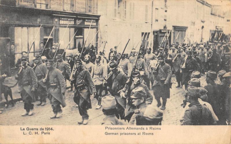 Carte postale ancienne Prisonniers Allemands A Reims à Reims