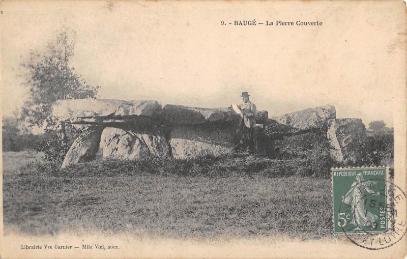 Carte postale ancienne Bauge - La Pierre Couverte