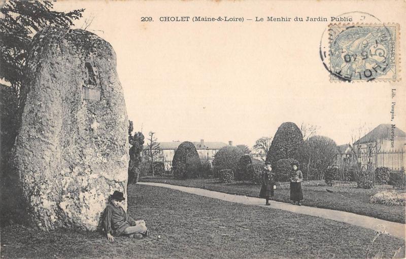 Carte postale ancienne Cholet - Le Menhir Du Jardin Public à Cholet