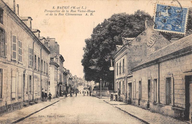Carte postale ancienne Bauge - Perspective De La Rue Victor Hugo Et De La Rue Clemenceau