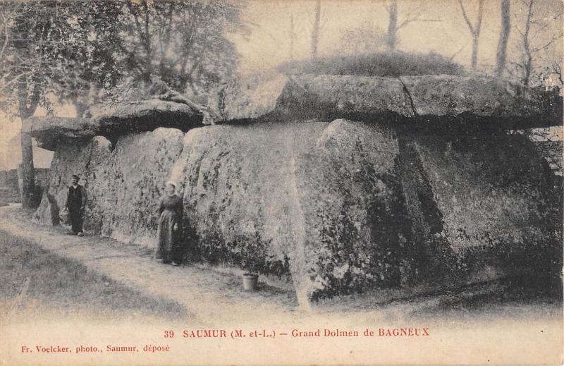 Carte postale ancienne Saumur - Le Grand Dolmen De Bagneux à Saumur