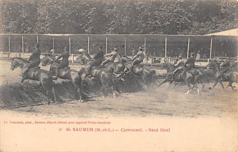 Carte postale ancienne Saumur - Carrousel - Saut Final à Saumur