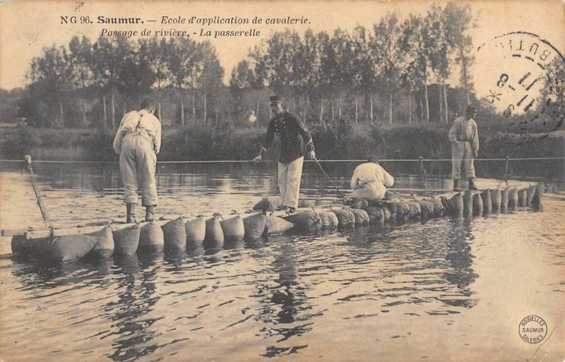 Carte postale ancienne Saumur - Ecole D'Application De Cavalerie - Passage De Riviere - Passerel à Saumur